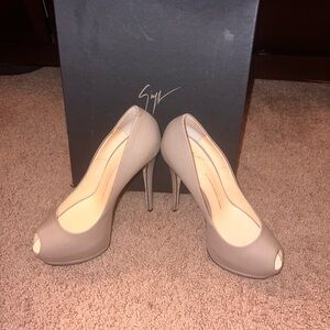 Giuseppe Zanotti Peptoe